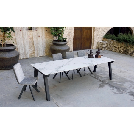 Table extensible KU/05 PLUS avec plateau et allonges en céramique DEKTON finition Aura groupe 3 vendue à Nice 
